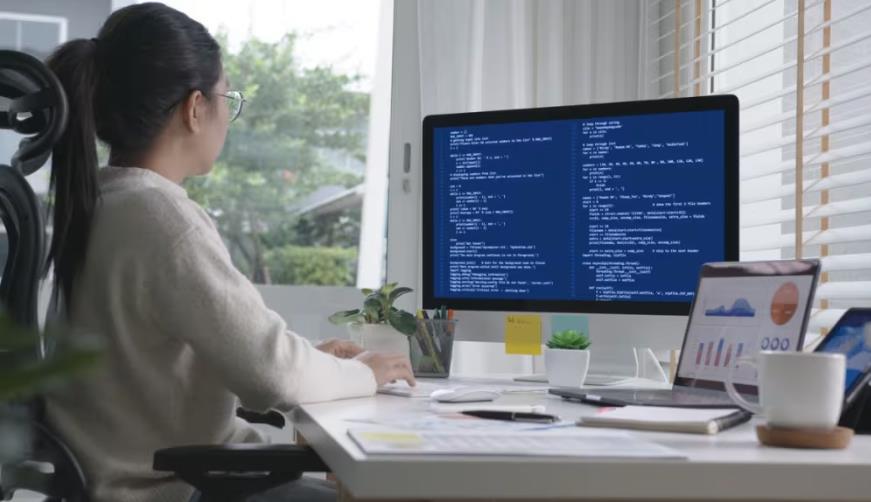 延边软件开发公司实战建议：网站赋能，为何必须接入支持机器人？